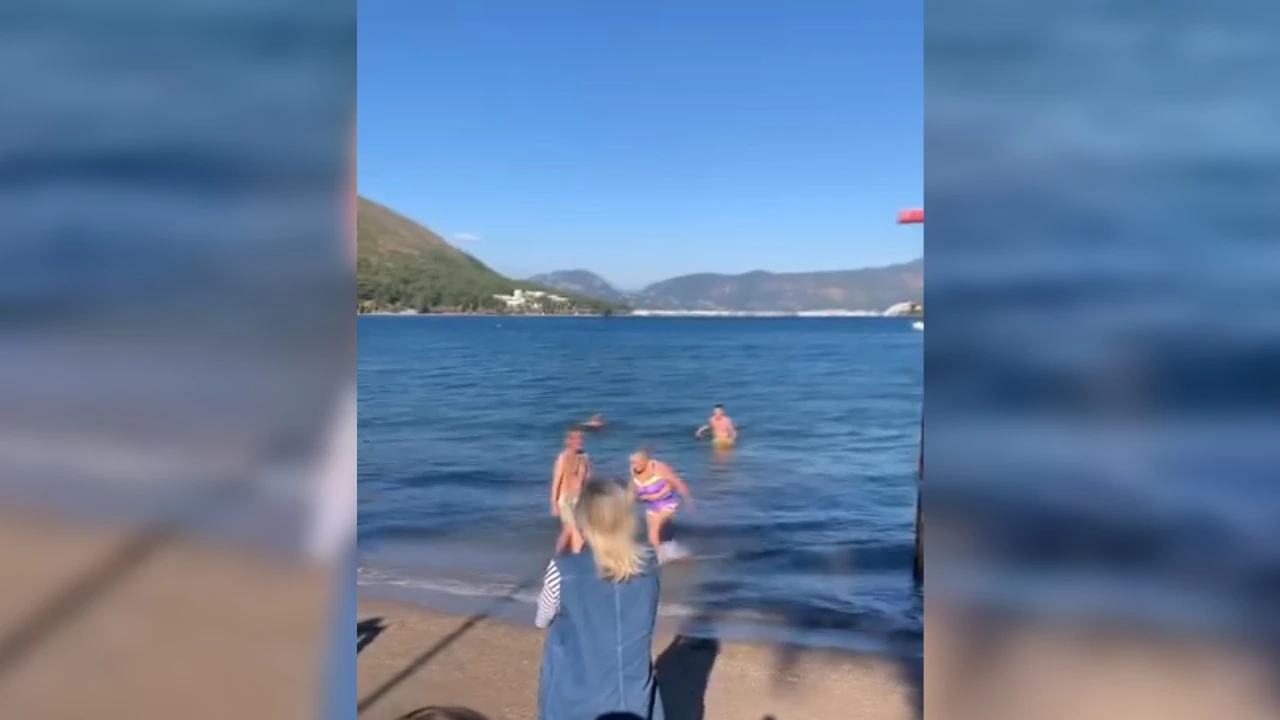 MARMARİS&rsquo;TE YERLEŞİK YABANCILAR 2026&rsquo;YI DENİZE GİREREK KARŞILADI