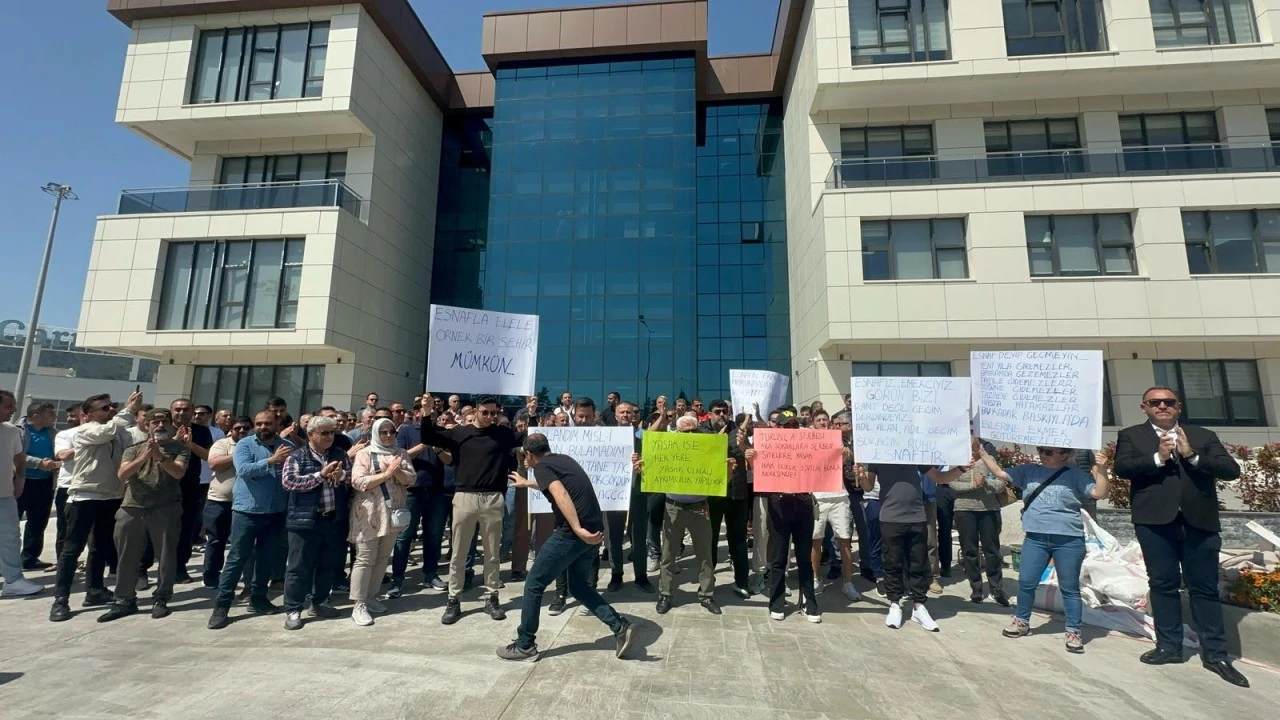 MARMARİS’İN ESNAFLARI BELEDİYENİN ÖNÜNDE EYLEM YAPTI