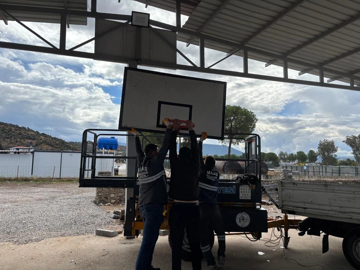 MİLAS BELEDİYESİ BASKETBOL POTALARININ KURULUMLARINA BAŞLADI
