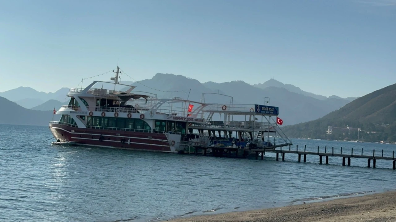 FIRTINADA YAN YATAN “DEMİR-1” YOLCU GEMİSİ KURTARILDI