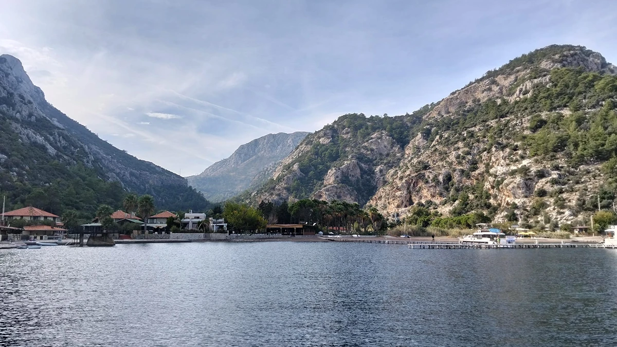 Marmaris’in gözde turistik mahallelerinden Çiftlik koyu kasım ayını sükûnetle karşıladı