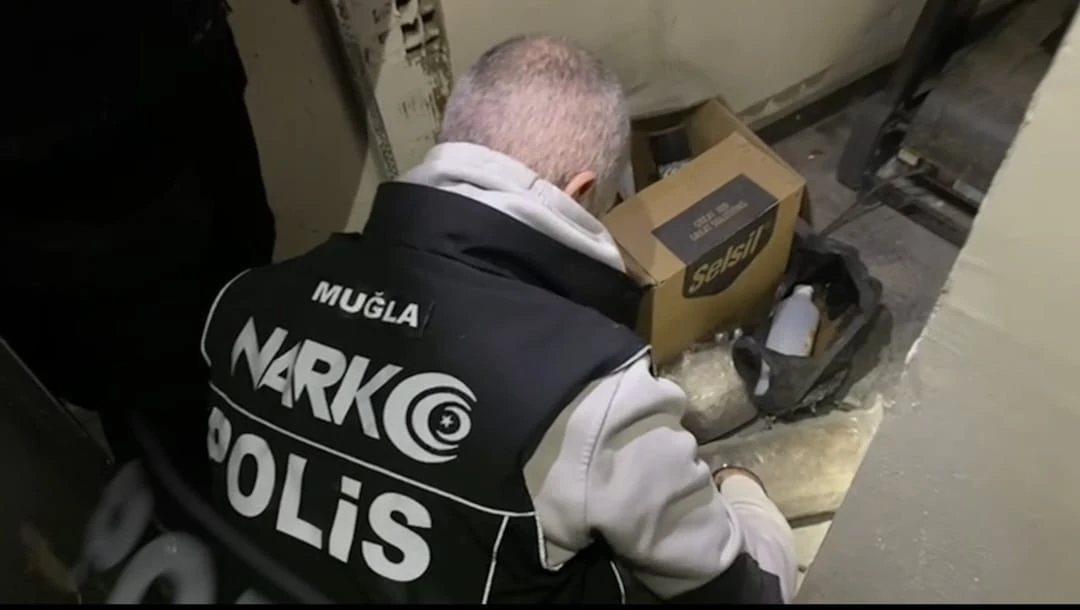 MARMARİS&rsquo;TE NARKOTİK OPERASYONU: 3 ZANLI TUTUKLANDI