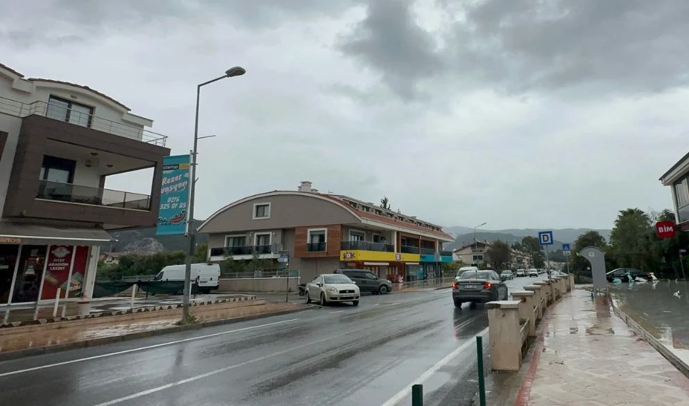 Marmaris’te beklenen yağış başladı 
