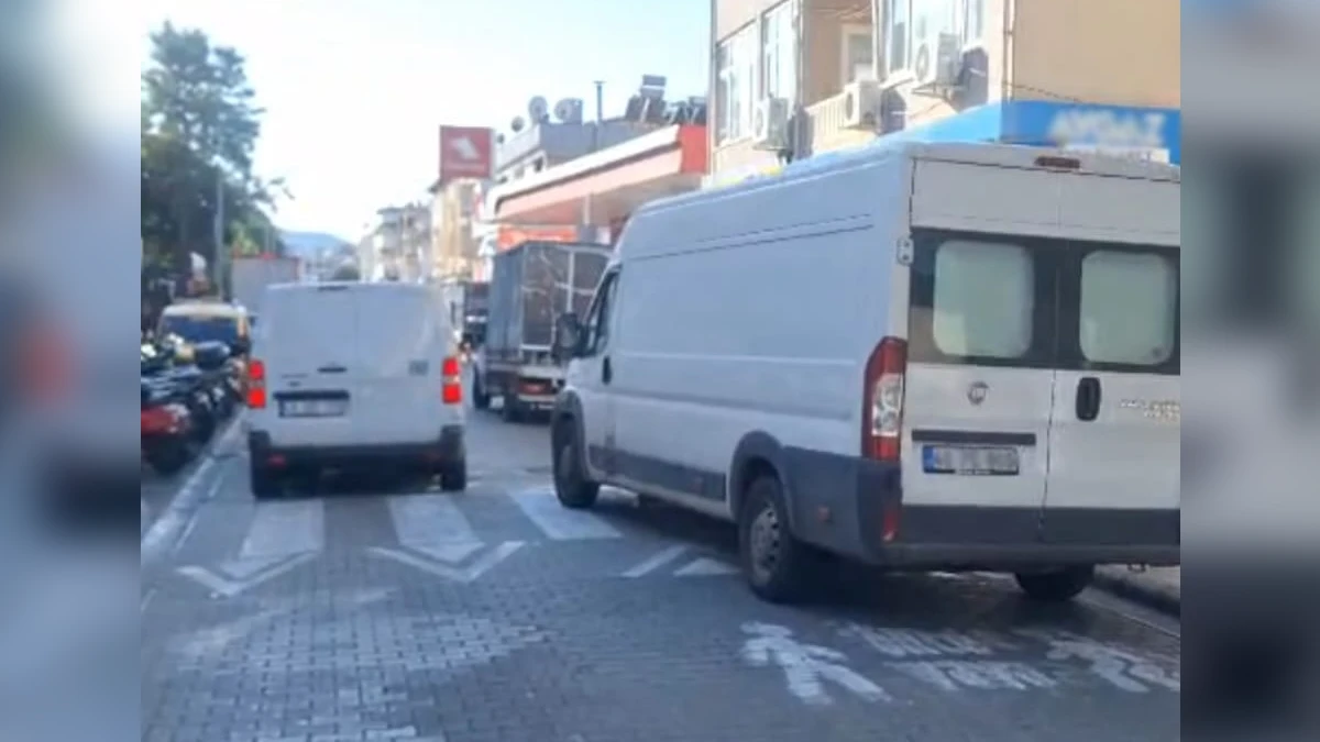 MARMARİS’İN EN İŞLEK CADDESİNDE TRAFİK ALARMI: VATANDAŞLAR ÇÖZÜM BEKLİYOR
