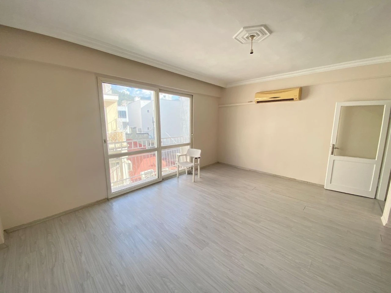 MARMARİS MERKEZDE SATILIK İÇİ YAPILI 2+1 DÜZ DAİRE 