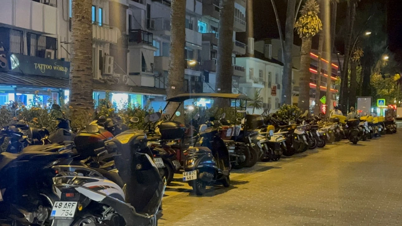 MARMARİS'TE MOTOSİKLETLER DE PARK YERİ BULAMIYOR