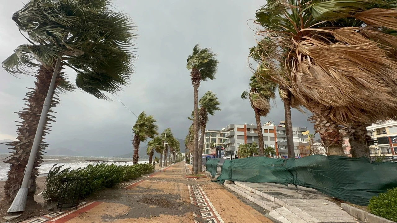 Marmaris&rsquo;te fırtına ve sağanak yağış hayatı olumsuz etkiledi &nbsp;