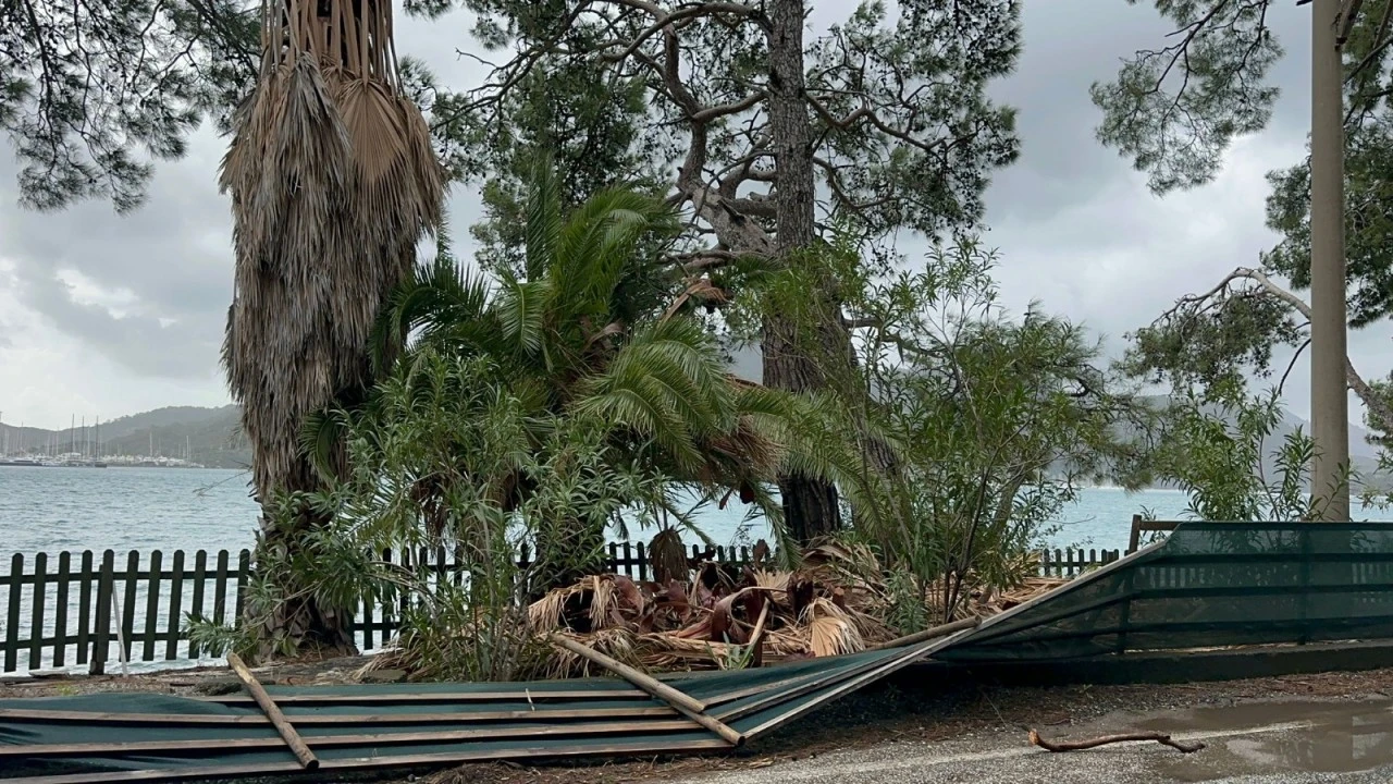 MARMARİS&rsquo;TE FIRTINA&rsquo;NIN ETKİLERİ S&Uuml;R&Uuml;YOR