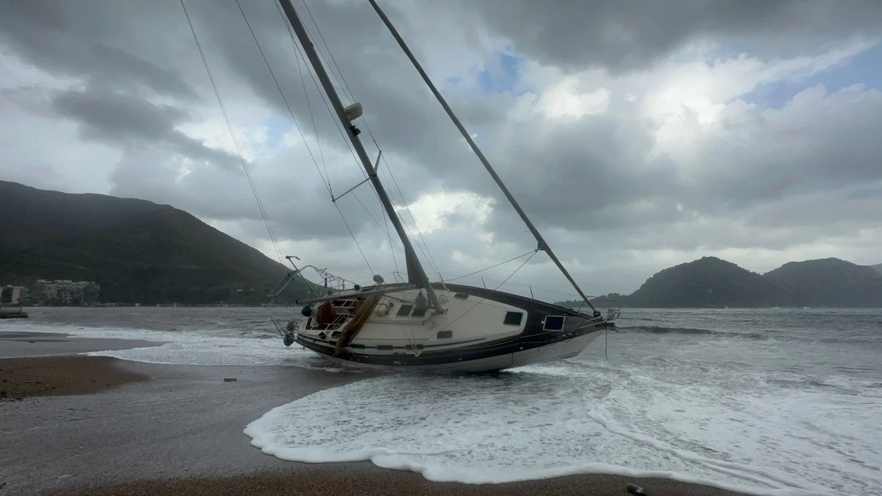 MARMARİS&rsquo;TE FIRTINA YELKENLİYİ KIYIYA S&Uuml;R&Uuml;KLEDİ