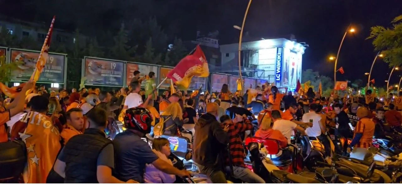 GALATASARAY’LI TARAFTARLAR MARMARİS’İ ŞÖLEN ALANINA ÇEVİRDİ