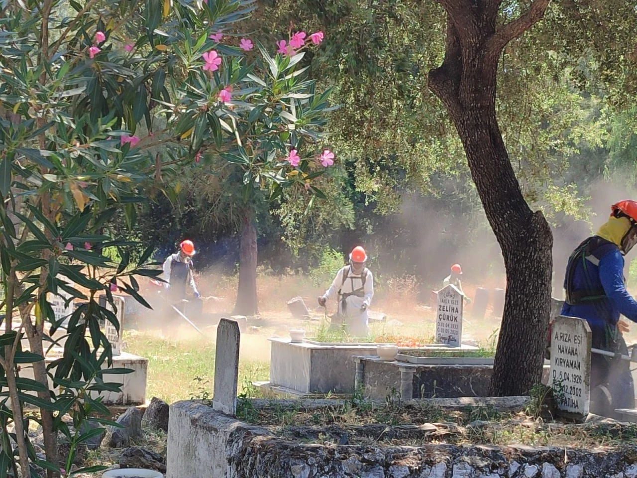 MUĞLA’DA MEZARLIKLAR TEMİZLENİYOR, AİLELER ISINIYOR