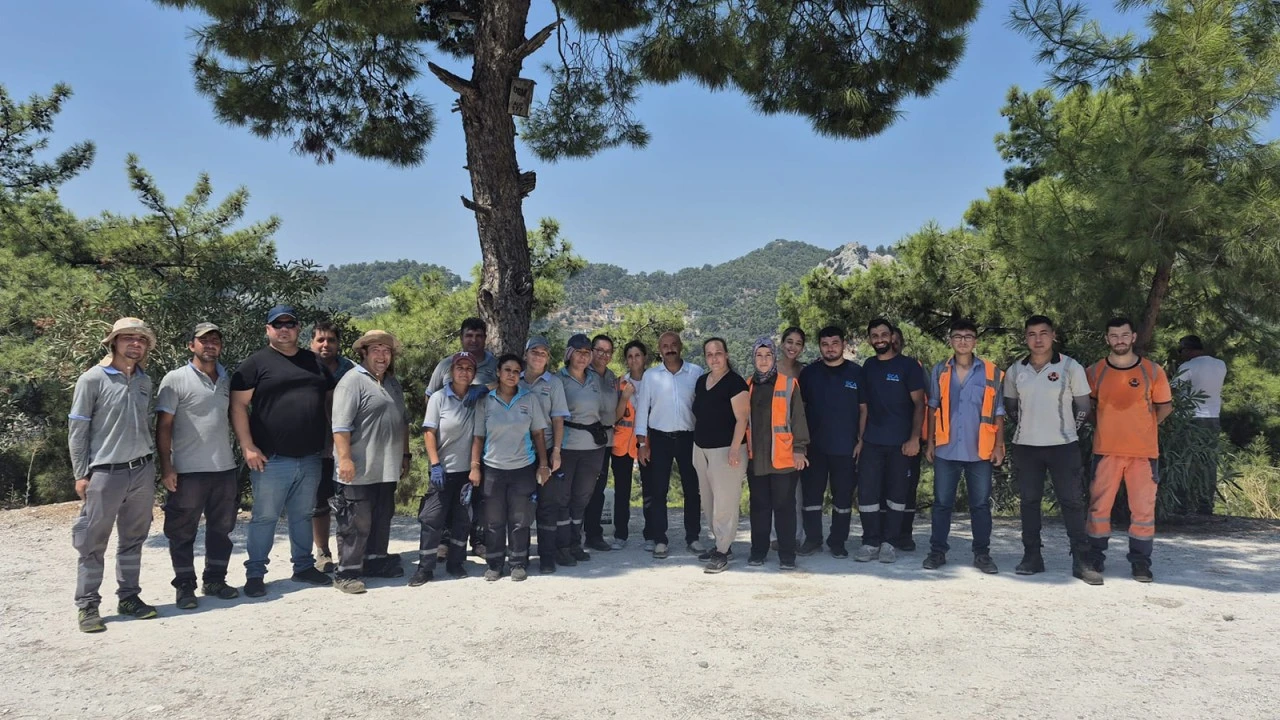 MARMARİS KARAYOLUNDA 150 TORBA ÇÖP TOPLANDI