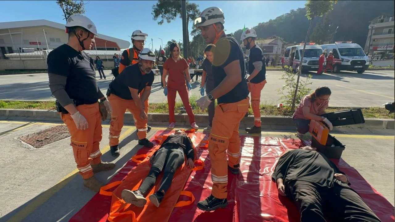 MARMARİS DEVLET HASTANESİ’NDE GERÇEĞİNİ ARATMAYAN TATBİKATI   