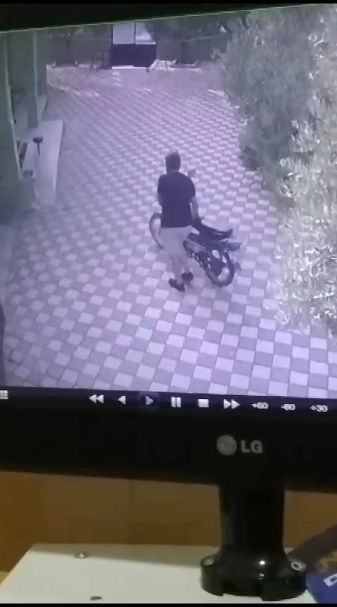 Namaz kılma bahanesiyle imamın motosikletini &ccedil;aldı
