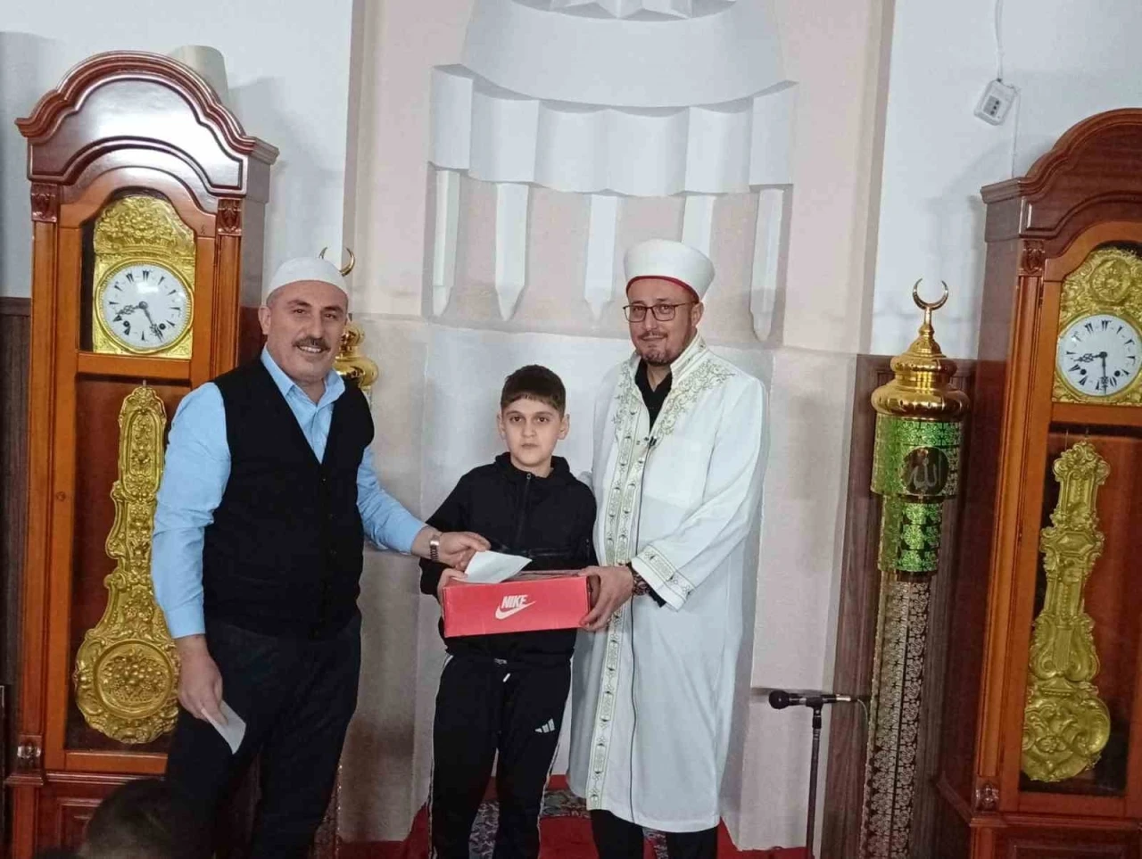 Namaza gelen &ccedil;ocuklar hediyeyle sevindirildi
