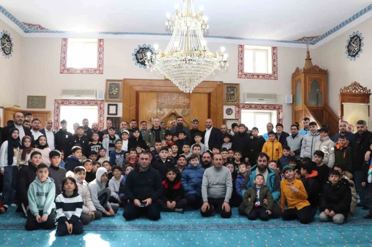 Namazını d&uuml;zenli kılan &ouml;ğrenciler &ouml;d&uuml;llendirildi
