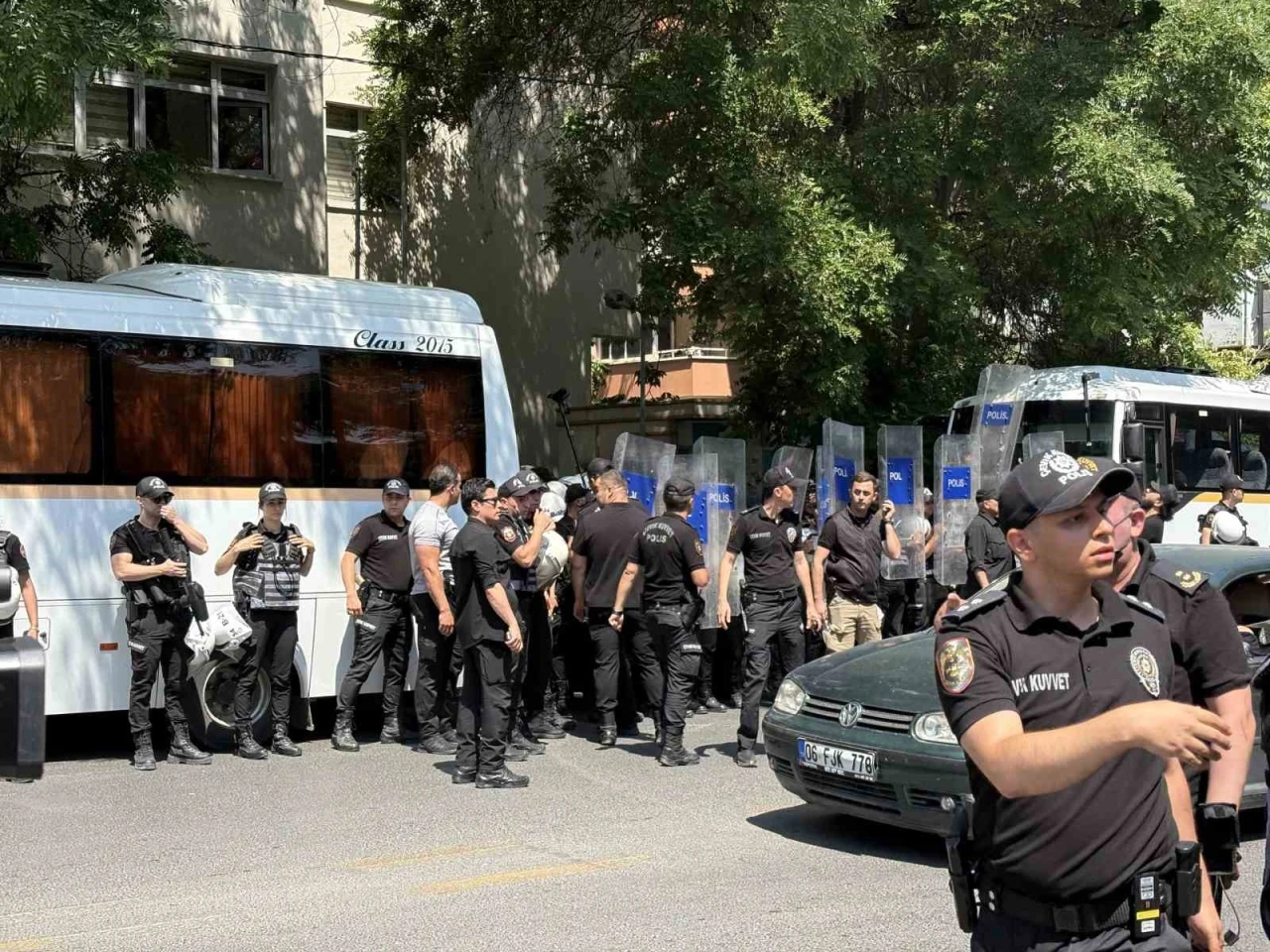 NATO karşıtı eylem yapan gruba g&ouml;zaltı
