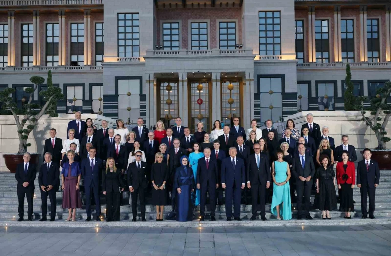 NATO liderleri K&uuml;lliye&rsquo;de aile fotoğrafında buluştu
