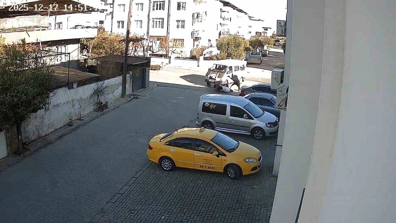 Nazilli&rsquo;de minib&uuml;s &ouml;nce motosiklete ardından park halindeki ara&ccedil;lara &ccedil;arptı: 1 yaralı
