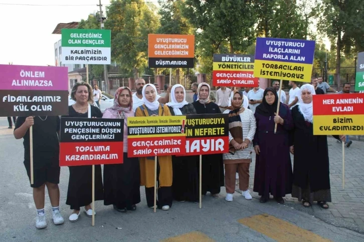 Nazilli&rsquo;de yakınları uyuşturucu bağımlısı olan ailelerden ilgin&ccedil; eylem
