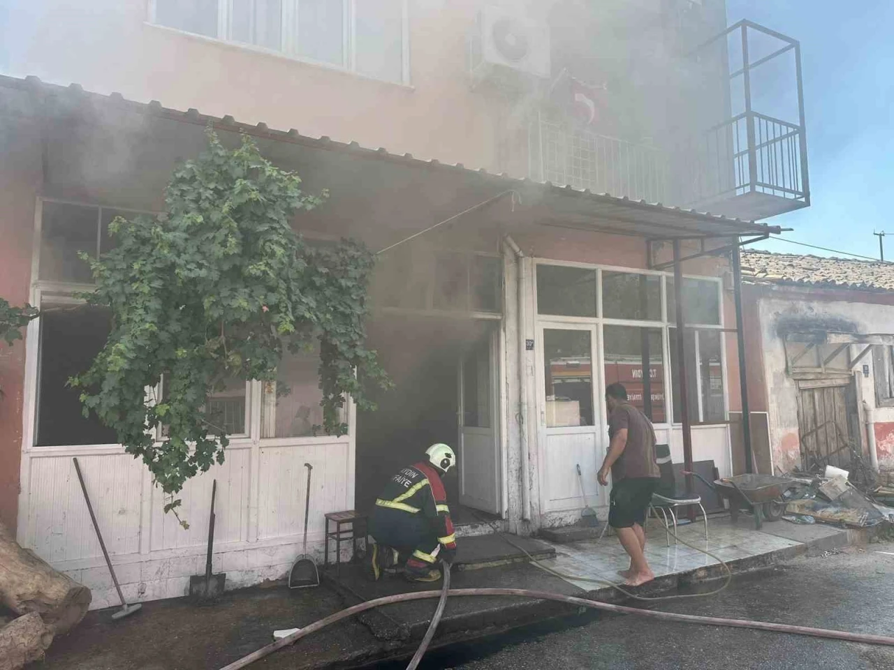 Nazilli’deki ekmek fırınında çıkan yangın panikletti
