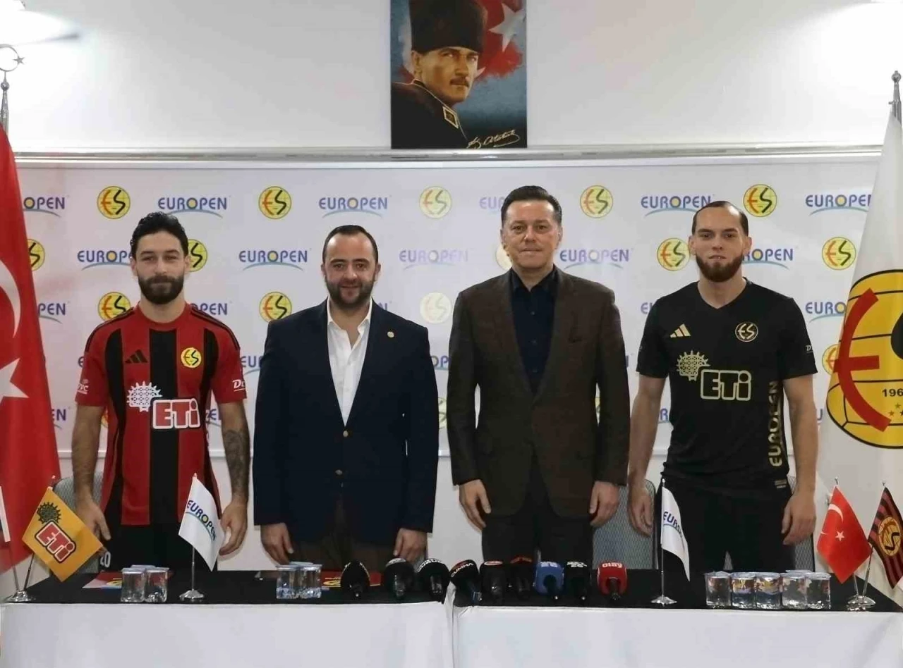Nebi Hatipoğlu, Eskişehirspor&rsquo;a 2 futbolcu kazandırdı

