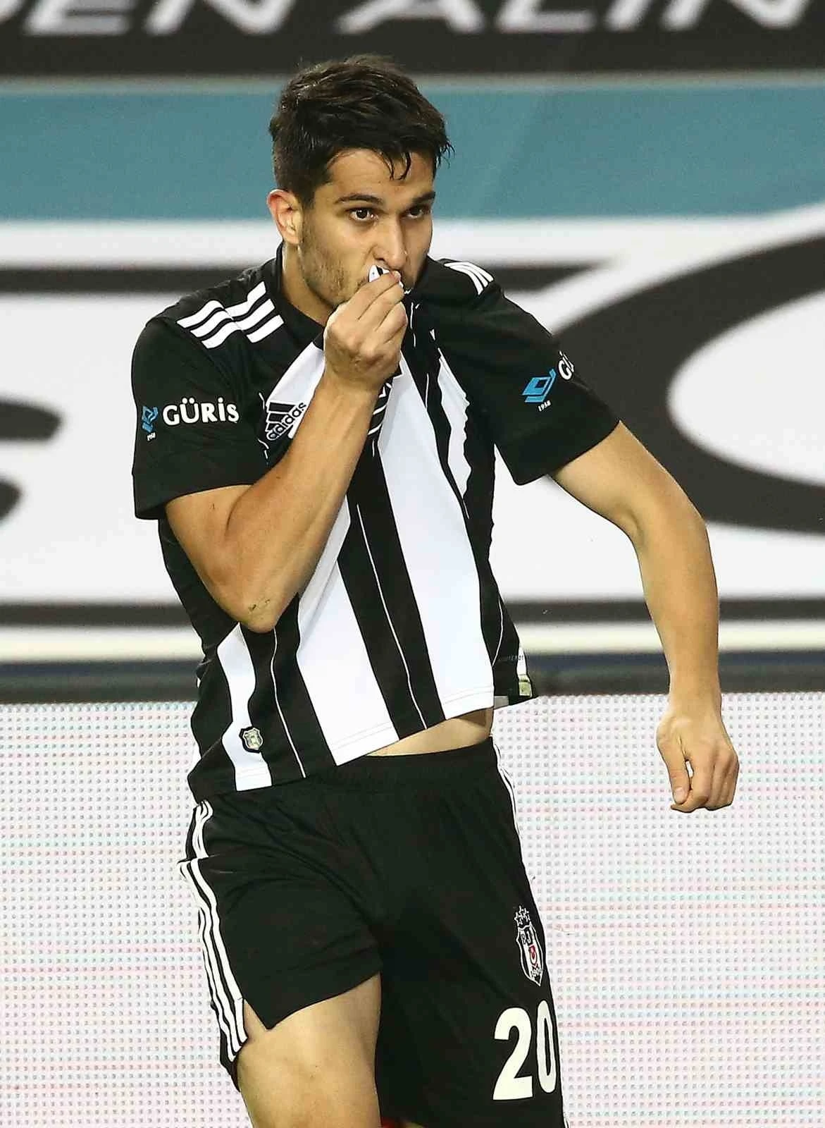 Necip Uysal: "Kariyerime bu forma altında nokta koyacağım"
