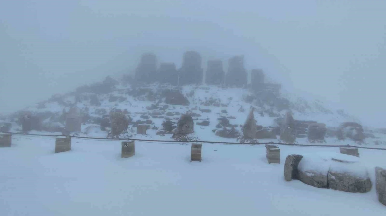 Nemrut Dağı’na mevsimin ilk karı yağdı
