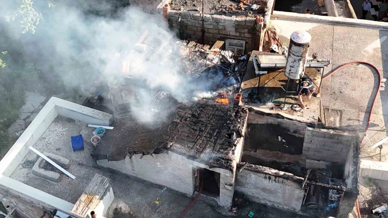 Nevşehir&rsquo;de &ccedil;atı yangını korkuttu
