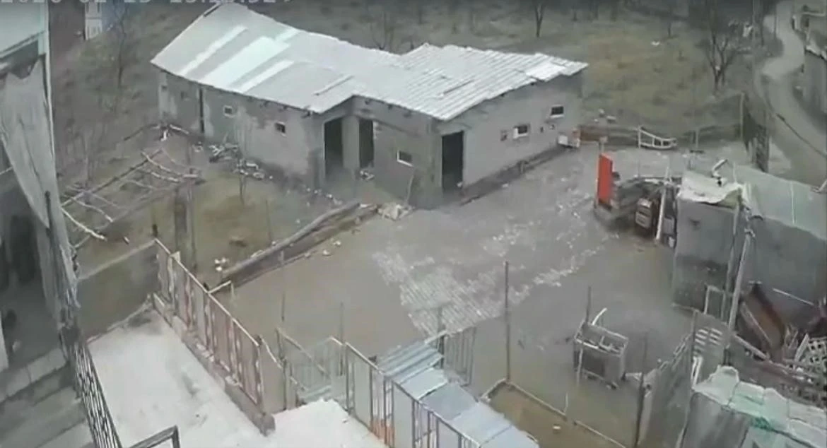 Nevşehir&rsquo;de fırtına ağıl ve mandırayı vurdu: 12 koyun telef oldu
