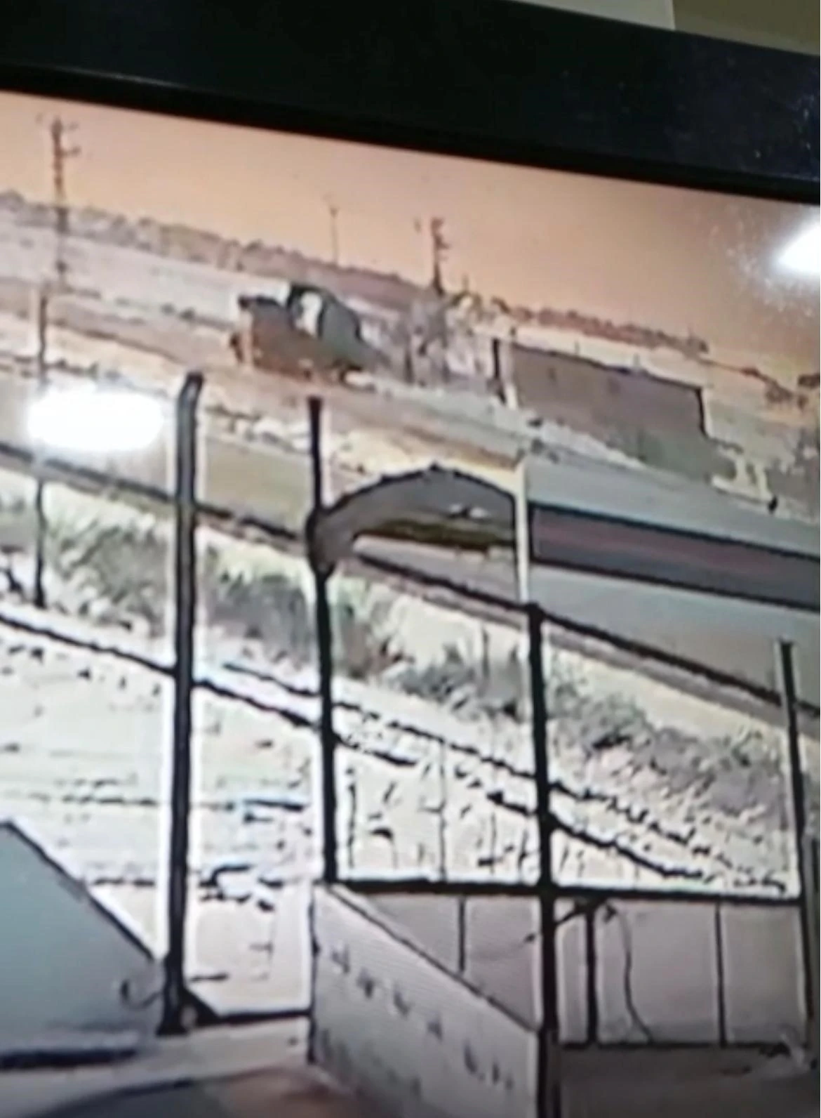 Nevşehir&rsquo;de kayganlaşan yolda şarampole devrilen tır kameralara yansıdı
