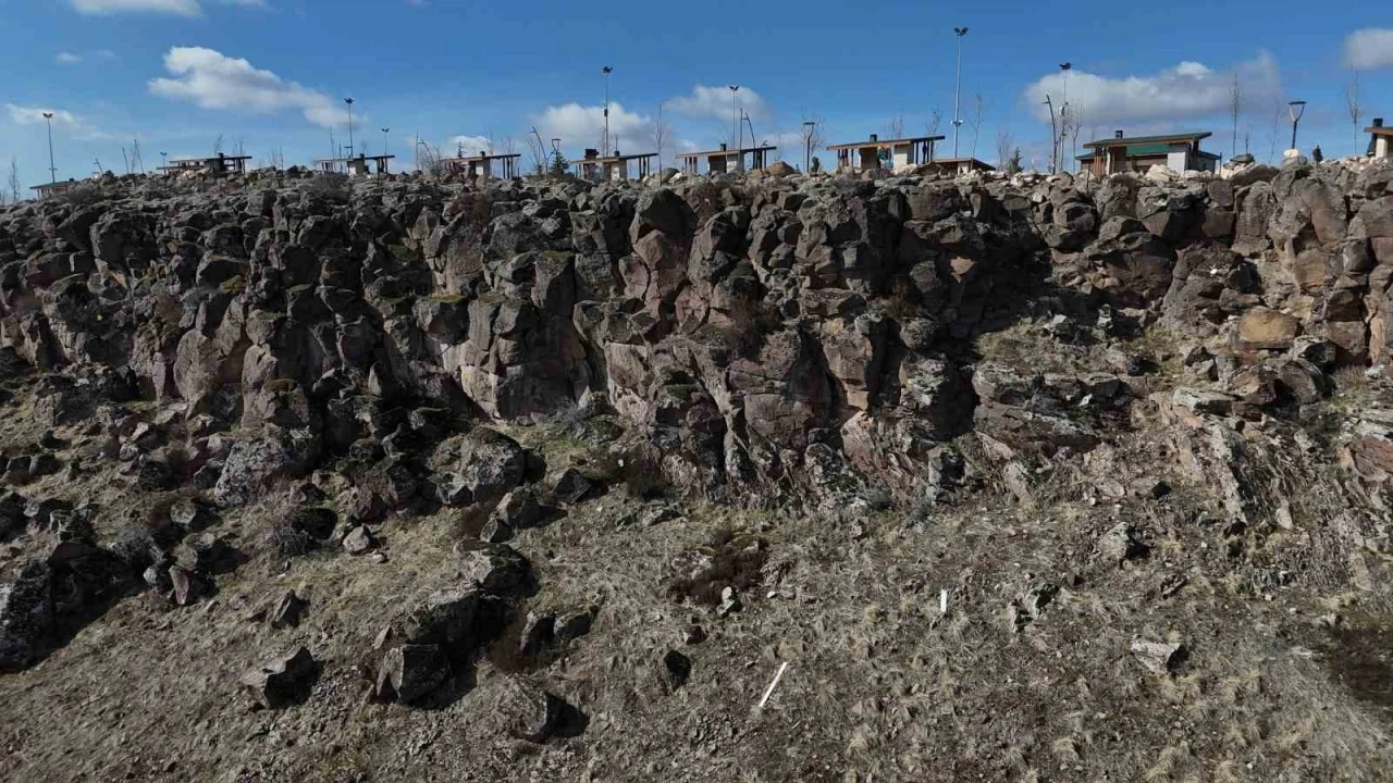 Nevşehir&rsquo;de kayıp gen&ccedil; kız i&ccedil;in arama &ccedil;alışmaları s&uuml;r&uuml;yor
