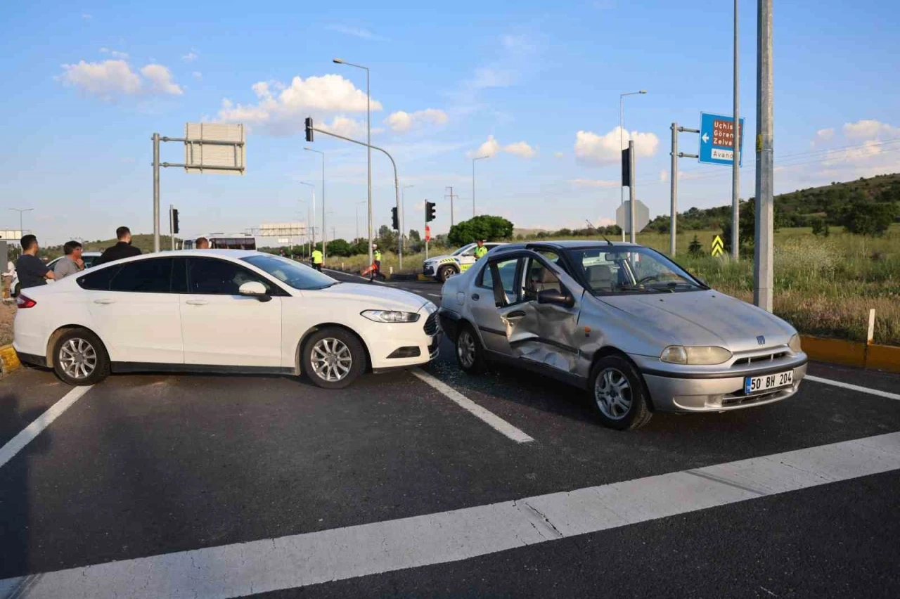 Nevşehir&rsquo;de kırmızı ışık ihlali zincirleme kazaya neden oldu: 2 yaralı
