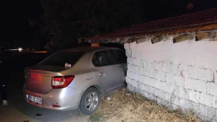 Nevşehir&rsquo;de tarım iş&ccedil;ilerini taşıyan minib&uuml;s ile otomobil &ccedil;arpıştı: 14 yaralı
