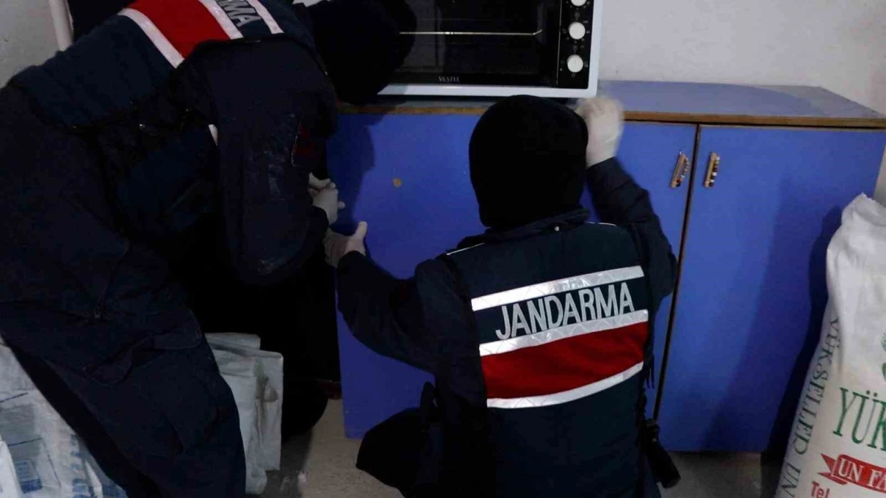 Nevşehir İl Jandarma Komutanlığından 3 ilde operasyon: 4 g&ouml;zaltı
