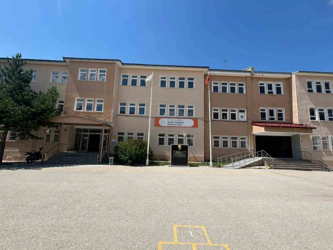 Nevzat Karabağ Anadolu Lisesi başarılara imza atıyor
