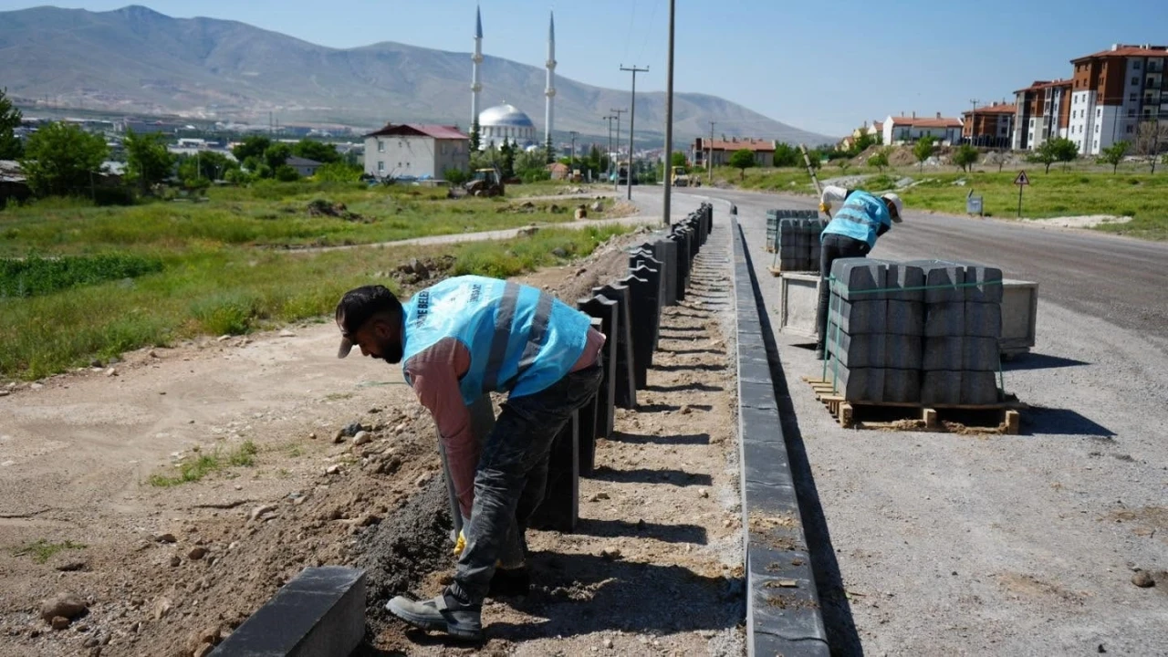 Niğde Belediyesi’nden kent genelinde yol ve altyapı seferber