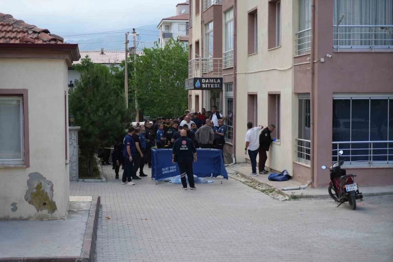 Niğde&rsquo;de 10. kattan d&uuml;şen gen&ccedil; hayatını kaybetti
