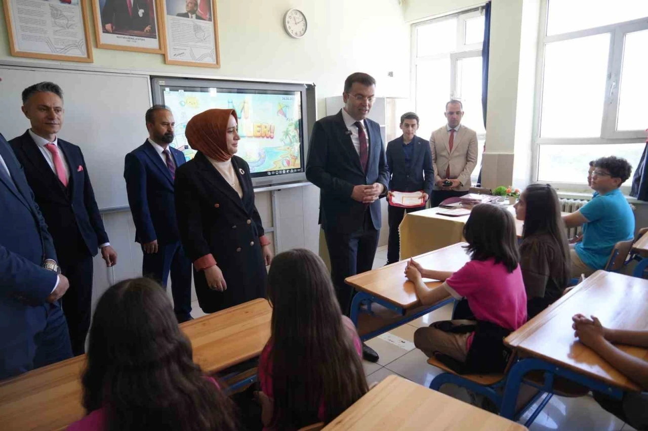 Niğde&rsquo;de 67 bin 811 &ouml;ğrenci karne heyecanı yaşadı
