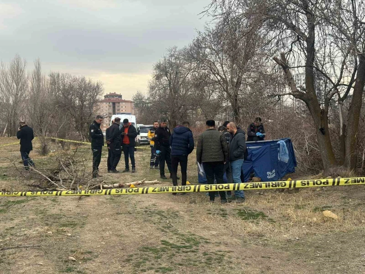 Niğde&rsquo;de arazide erkek cesedi bulundu
