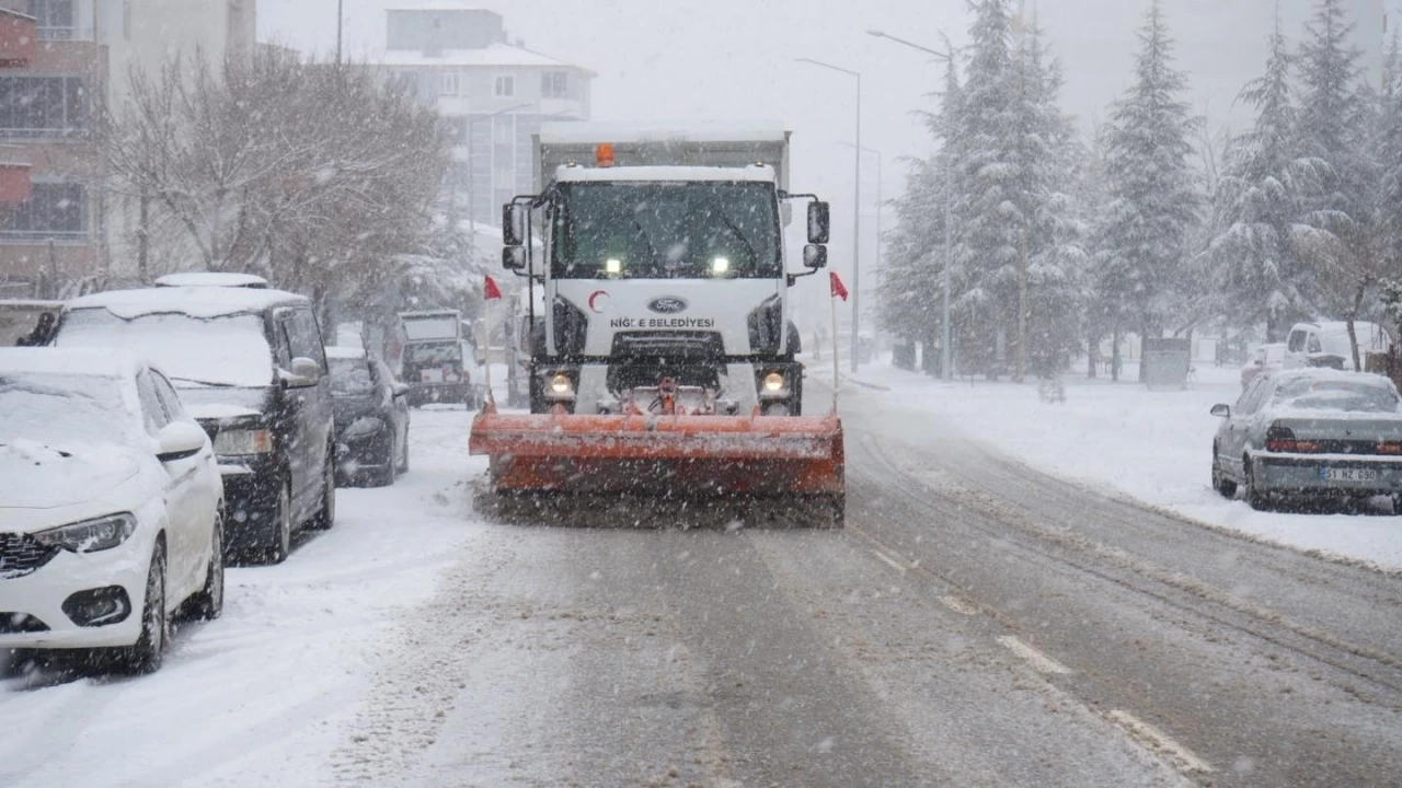 Niğde&rsquo;de karla m&uuml;cadele ekiplerinden 24  saat mesai
