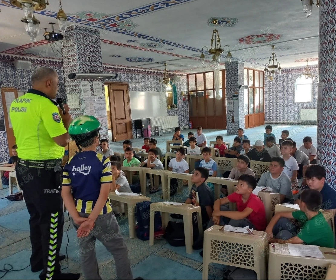 Niğde’de polislerden öğrenci ve vatandaşlara trafik eğitimi
