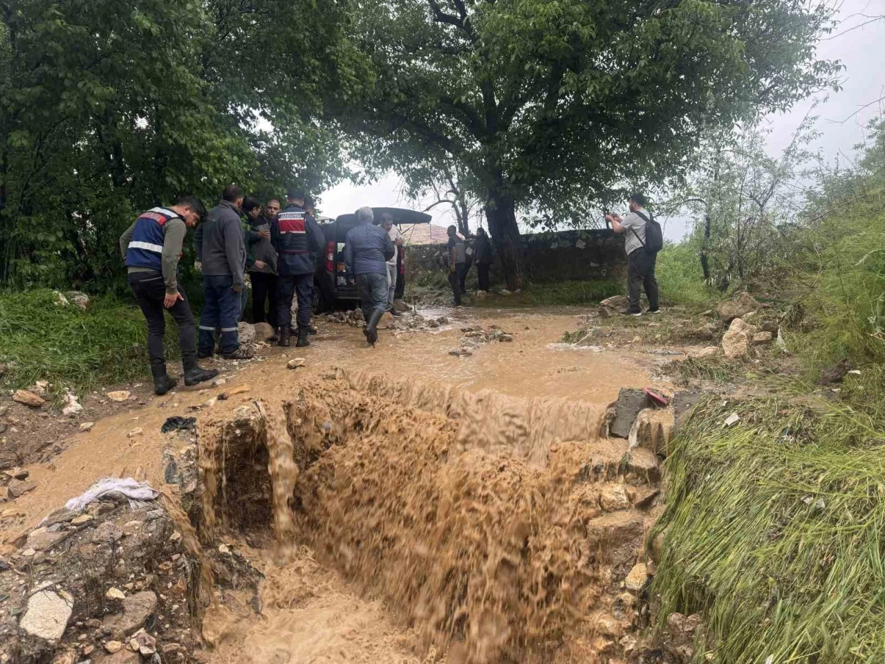 Niğde&rsquo;de sağanak sele neden oldu: Sel sularına kapılanlar var
