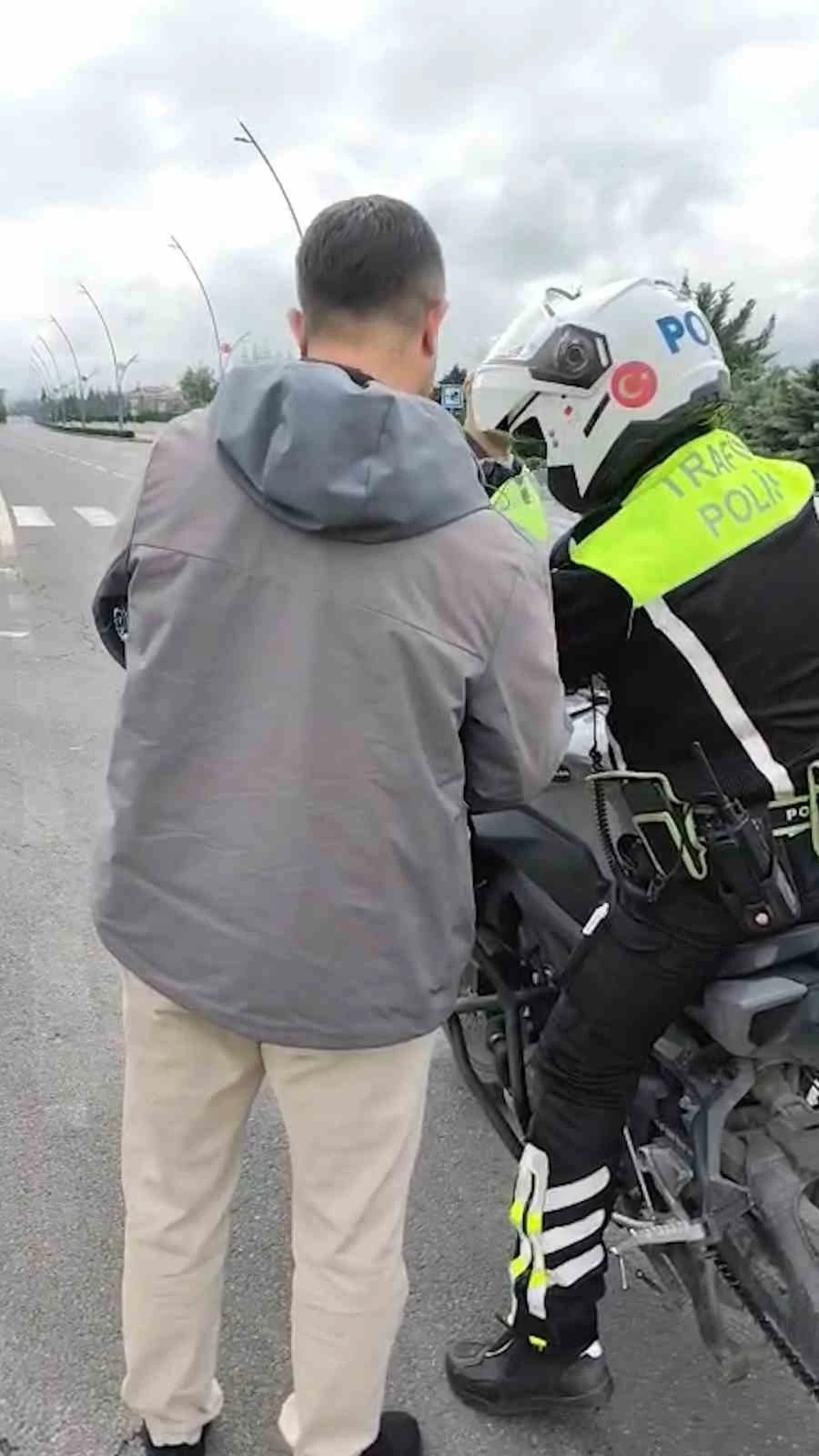Niğde&rsquo;de YKS&rsquo;ye ge&ccedil; kalan &ouml;ğrencileri polis yetiştirdi
