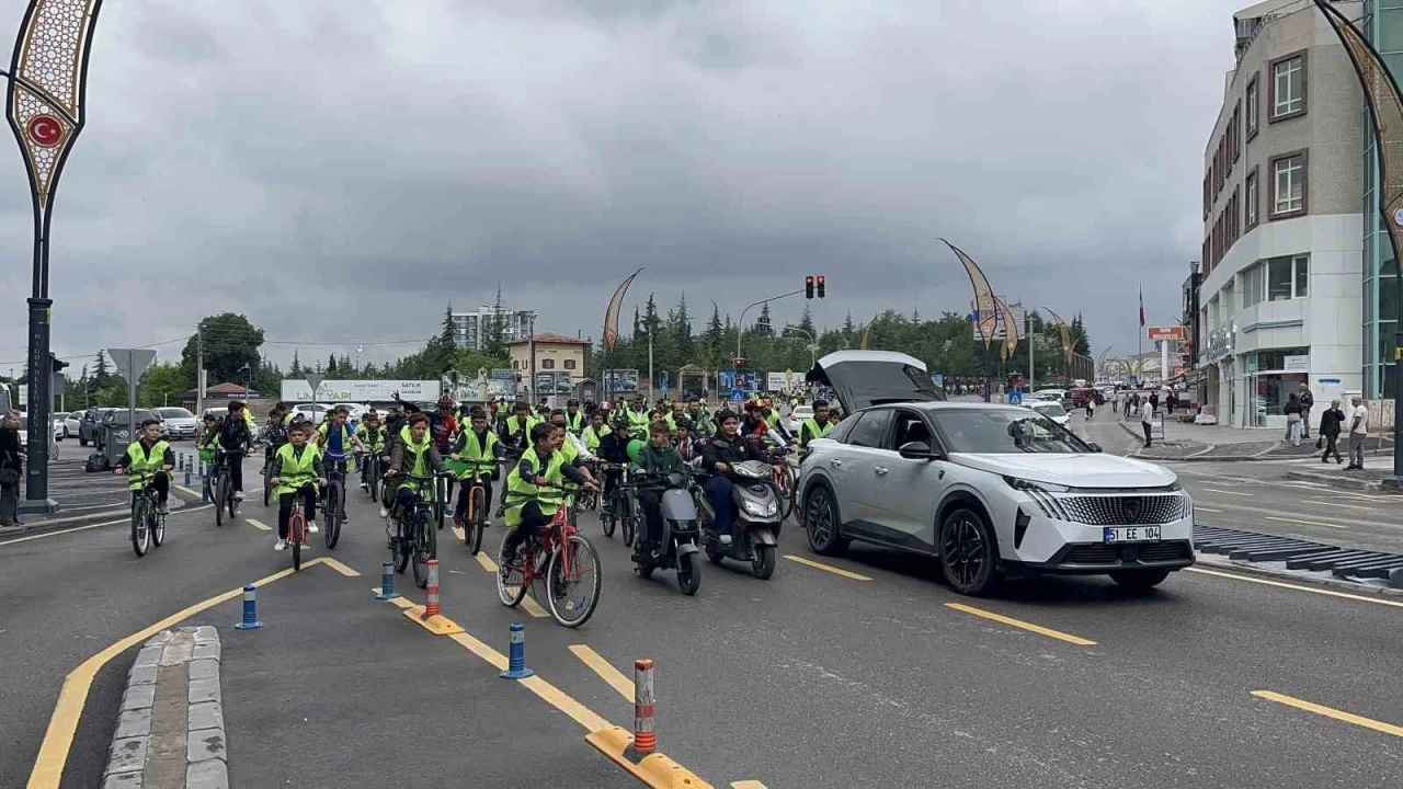 Niğde&rsquo;de y&uuml;zlerce bisiklet tutkunu sağlıklı yaşam i&ccedil;in pedal &ccedil;evirdi
