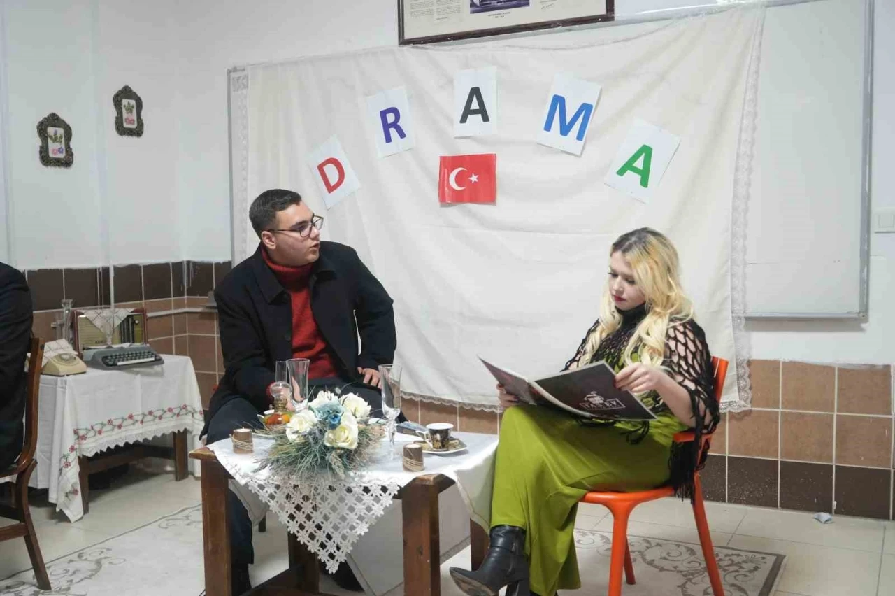 Niğde&rsquo;deki drama kursu, katılımcılarına &ouml;zg&uuml;ven kazandırıyor
