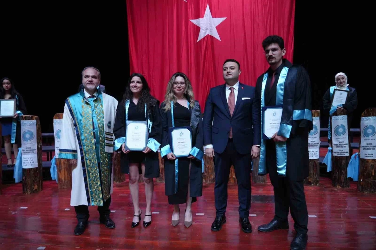 Niğde Ömer Halisdemir Üniversitesinde mezuniyet töreni: 2 bin öğrenci kep attı
