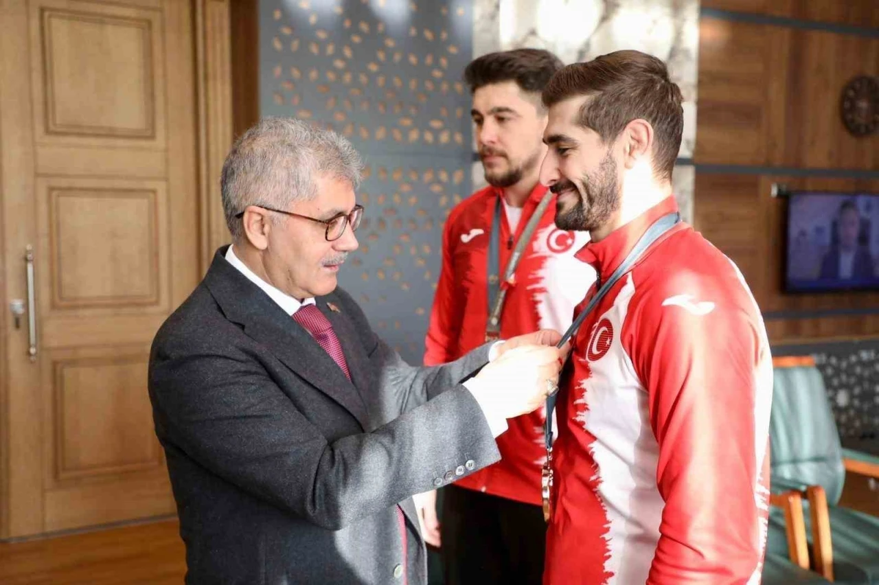 Niğdeli milli g&uuml;reş&ccedil;ilerden Vali &Ccedil;elik&rsquo;e ziyaret
