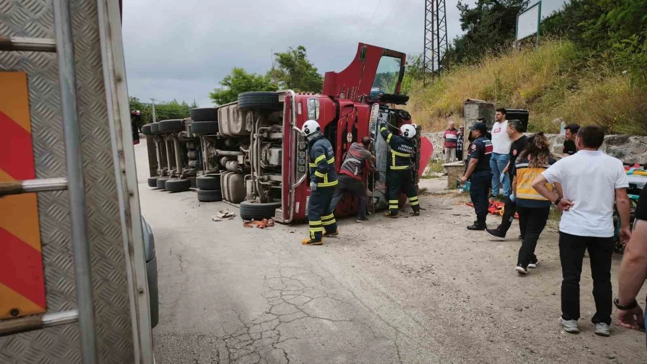 Niksar&rsquo;da kamyonet devrildi: 3 yaralı
