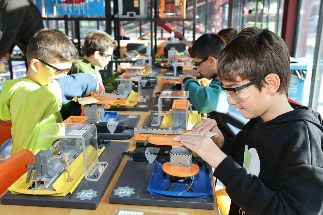 Nil&uuml;fer Belediyesi&rsquo;nden &ccedil;ocuklara yarıyıl hediyesi
